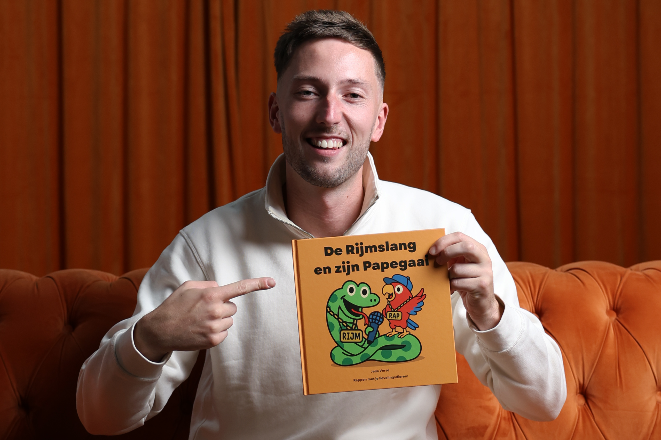 Jelle Verse met zijn boek 'De Rijmslang en zijn Papegaai'.
