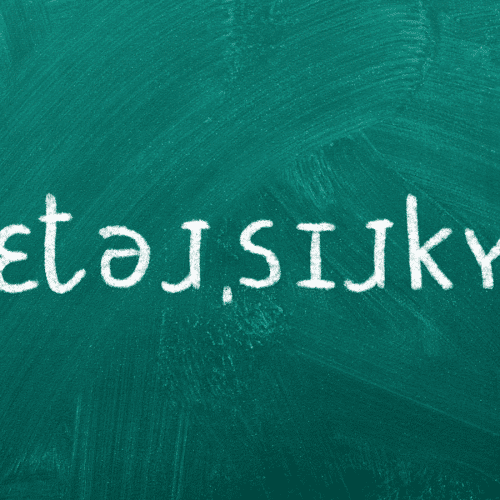 Letters ondersteboven geschreven op een krijtbord.