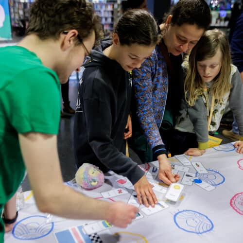 Kinderen doen mee aan de activiteit 'Taalrace voor je hersenen' tijdens het Kletskoppen Festival.