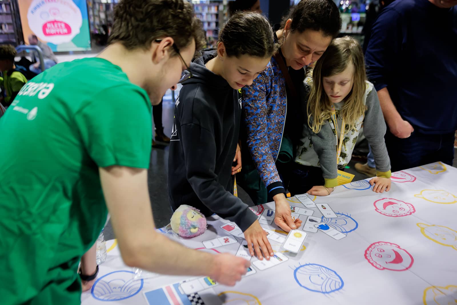 Kinderen doen mee aan de activiteit 'Taalrace voor je hersenen' tijdens het Kletskoppen Festival.