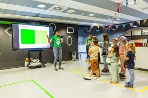 Kinderen doen mee aan de activiteit Ren je Rot bij het Kletskoppen Festival.